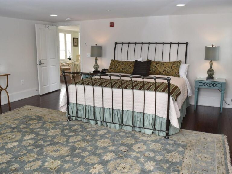 Inn at Evergreen, Bedroom Suite 130