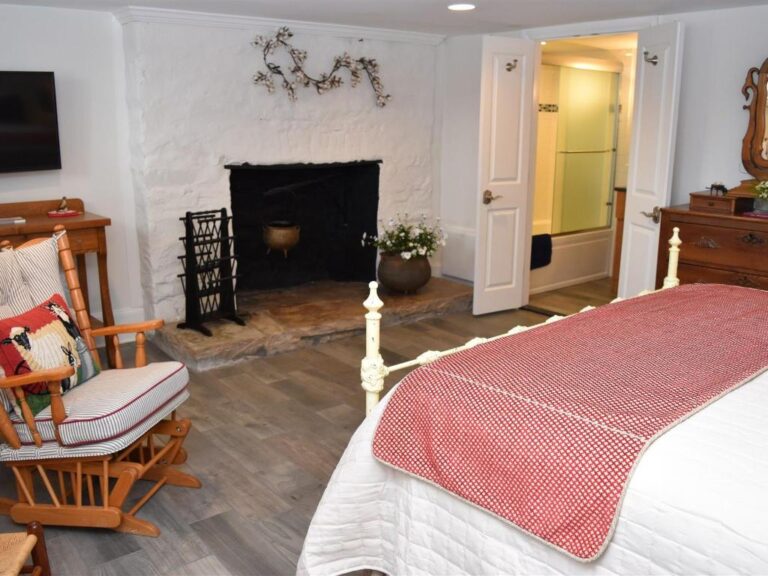 Inn at Evergreen, Bedroom Suite 200