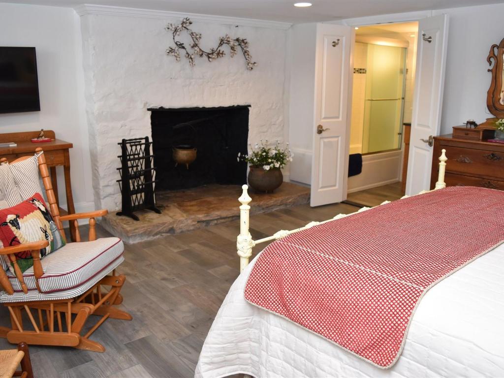 Inn at Evergreen, Bedroom Suite 200