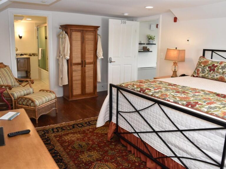 Inn at Evergreen, Bedroom Suite 310