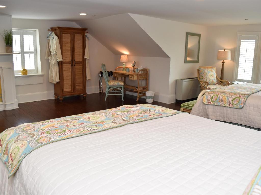 Inn at Evergreen, Bedroom Suite 320